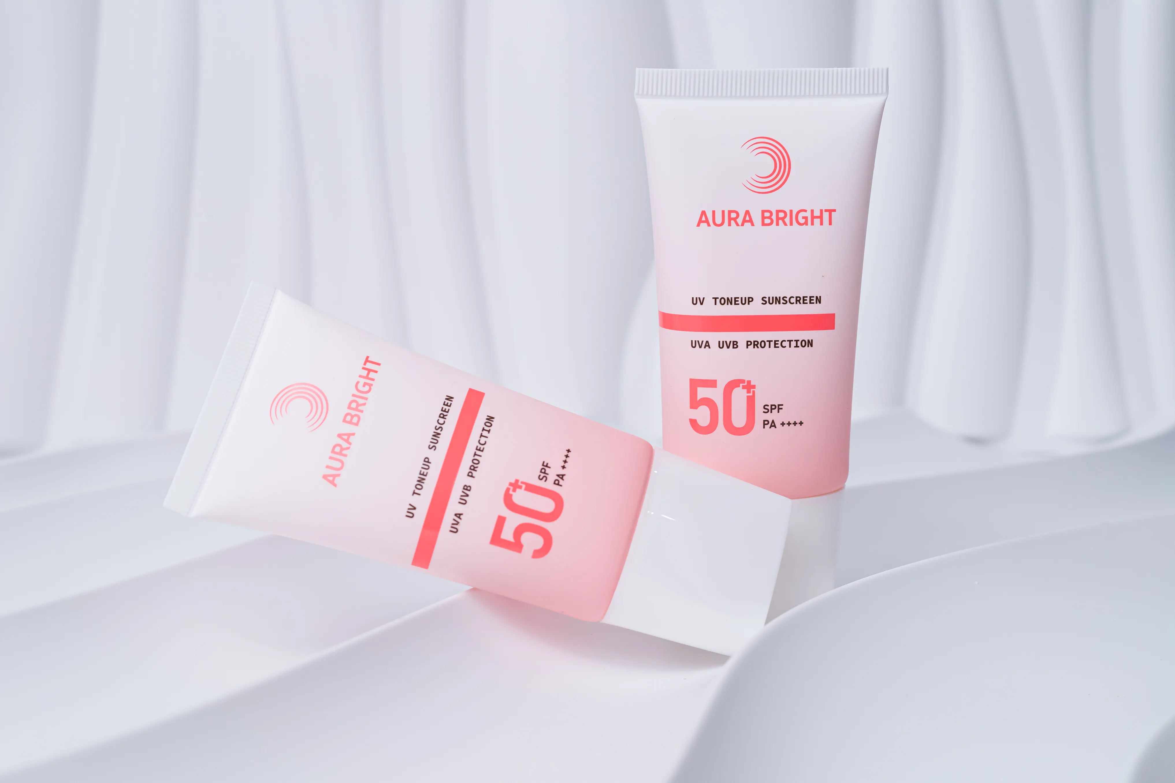 ภาพ Packshot หลอดครีมกันแดด AURA BRIGHT บนฉากสีขาว